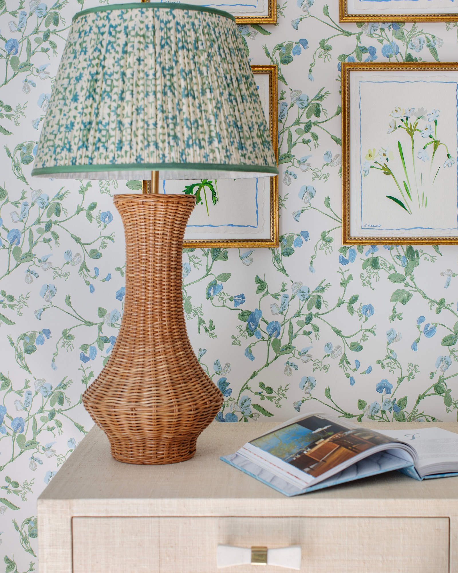 Sweet Pea in Blue Wallpaper Sample