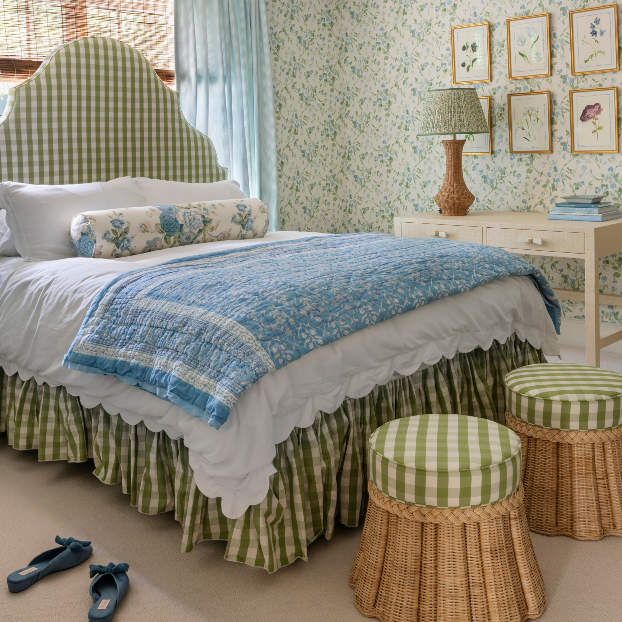 Sweet Pea in Blue Wallpaper Sample