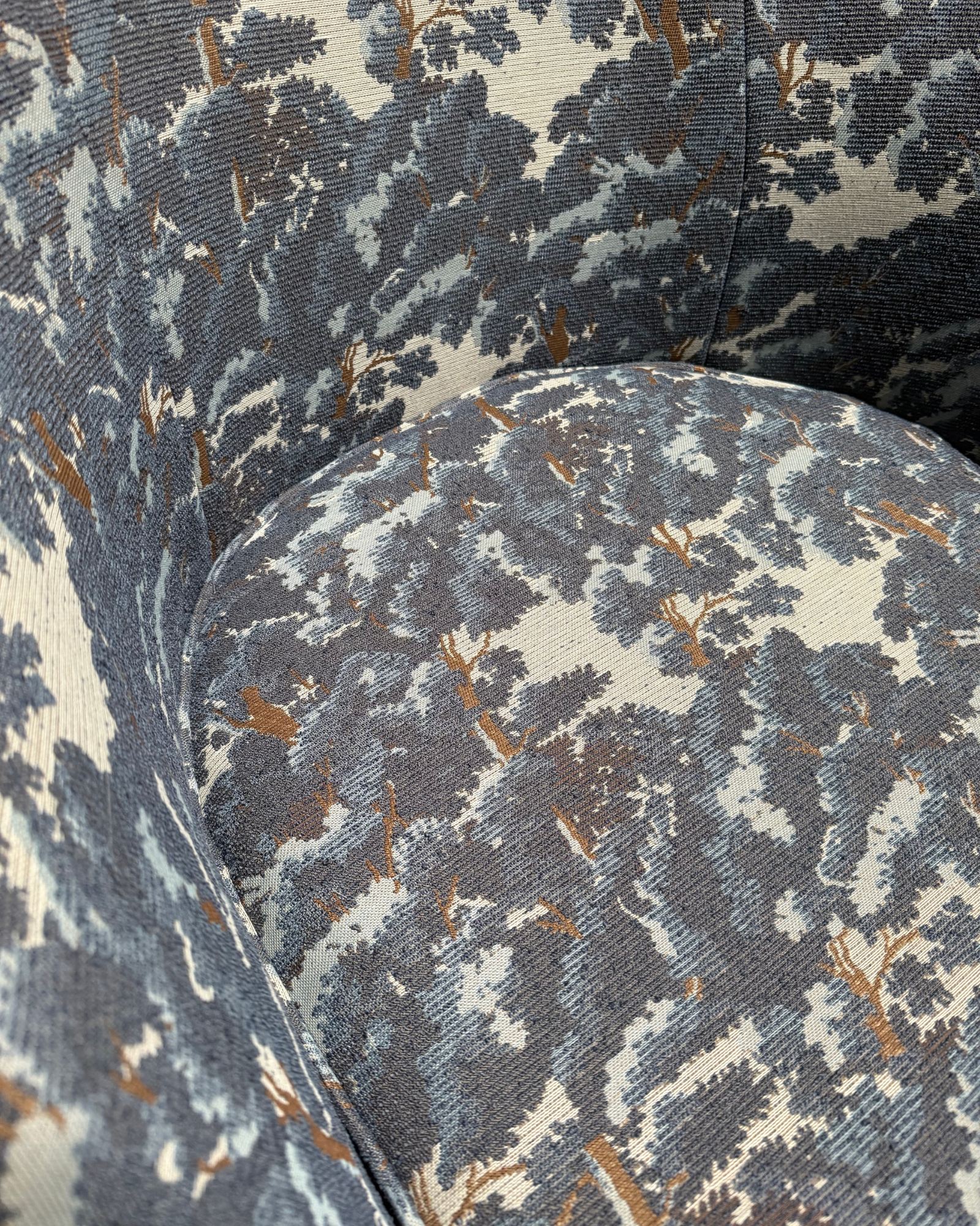 FACTORY | Dressmaker Stevie Swivel in Highland Oaks Baltic